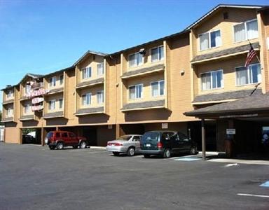 Clackamas Inn & Suites