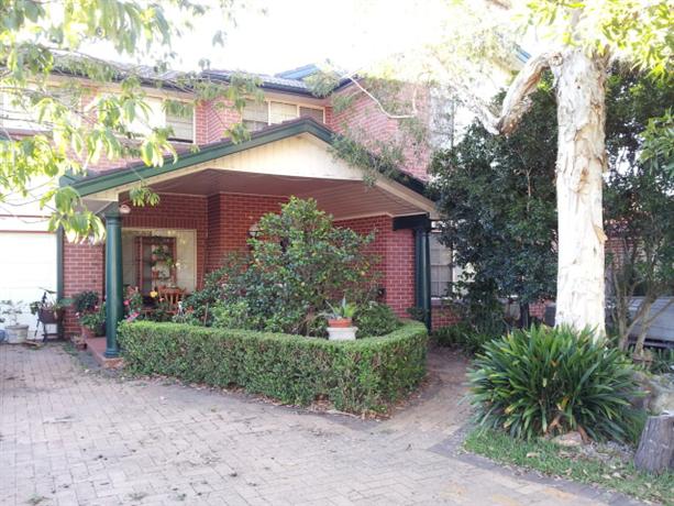 Homestay in Peakhurst near Riverwood Railway Station