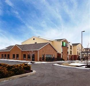 Holiday Inn Express & Suites Cleveland - Streetsbro