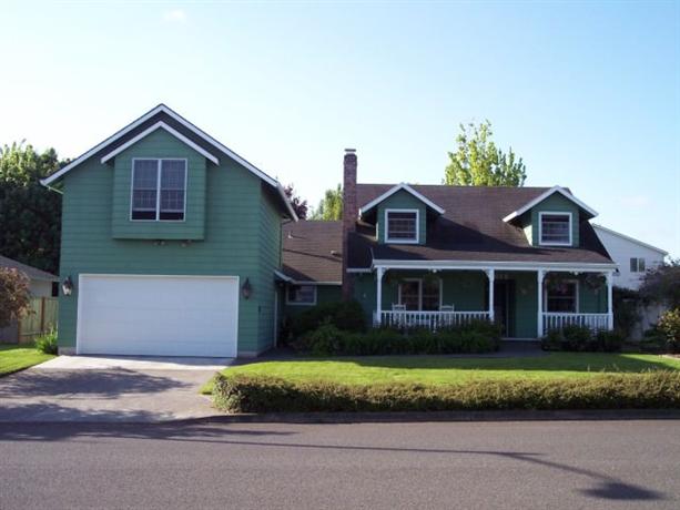 Homestay in Troutdale near Troutdale Library