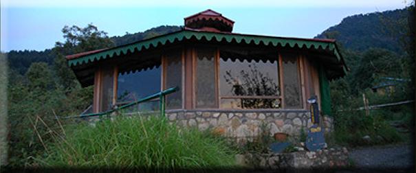 Lodge by a mountainous ridge at Pangot