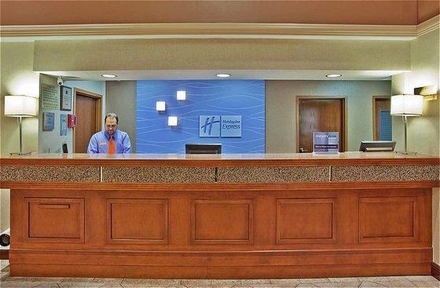 Holiday Inn Express & Suites Atlanta N-Perimeter Mall Area