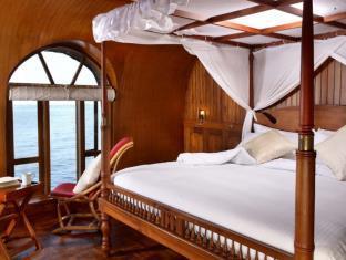 Punnamada Houseboat