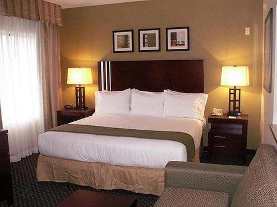 Holiday Inn Express and Suites Indianapolis East