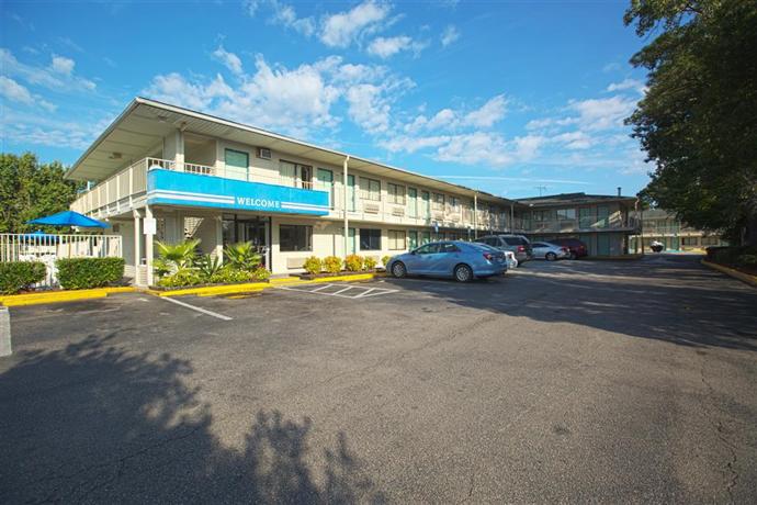 Motel 6 Charleston South