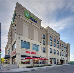 Holiday Inn Express Hotel and Suites Kansas City Ku Medical Center