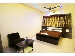 Vista Rooms at Lal Darwaja Station Road