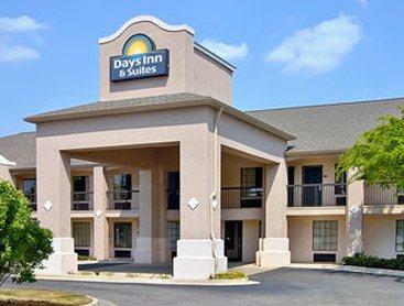 Days Inn & Suites Fort Valley