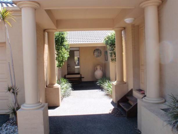 Homestay in Frankston near Leawarra Railway Station