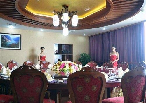 Hongqiao Holiday Hotel