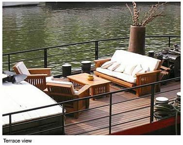 Stylish Houseboat in Paris