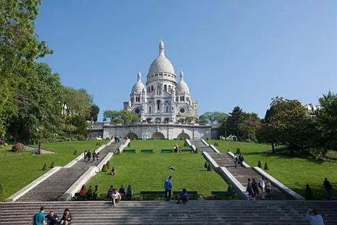 Studette a Montmartre/100m Abbesses