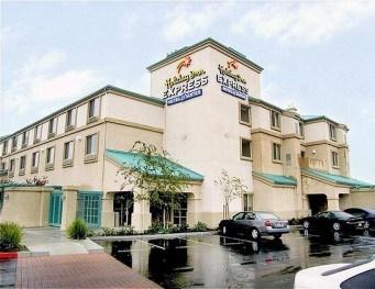 Holiday Inn Express and Suites Elk Grove