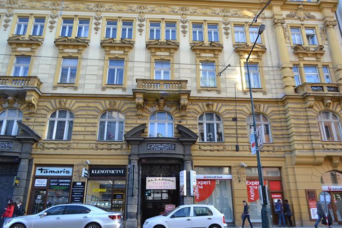 4-Bedroom City Center Apartment Praha 1 8