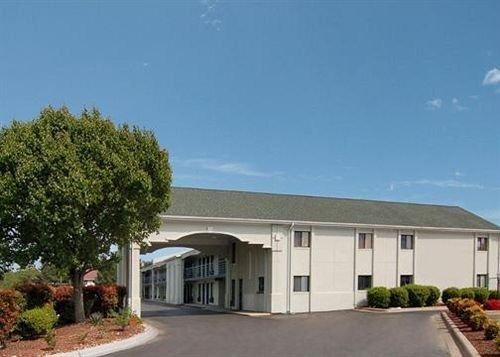 Econo Lodge Inn & Suites East Matthews