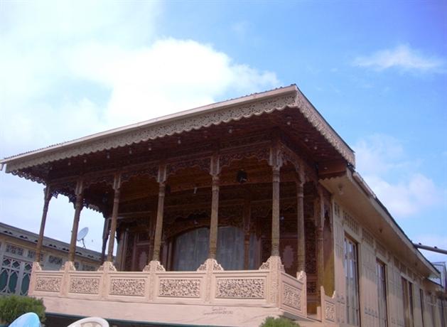 Young Lucky Star Houseboats Srinagar