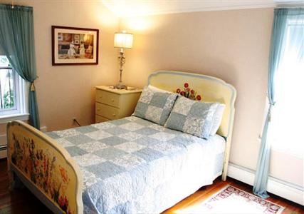 Coolidge Corner Guest House Bed & Bagel