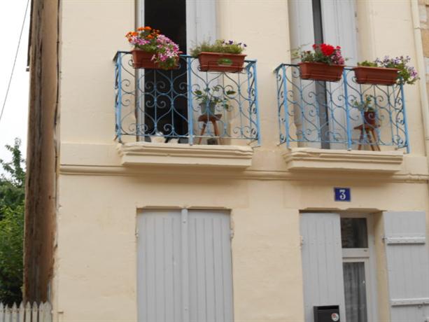 Homestay in Bergerac near Cyrano de Bergerac Statue