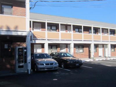 Central Motel Courtyard