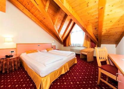 AlpHoliday Dolomiti Wellness & Fun Hotel