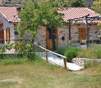 Black Tree Cottages