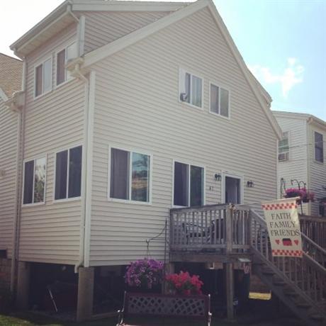 Homestay in Revere near Christina and John Markey Memorial Pedestrian Bridge