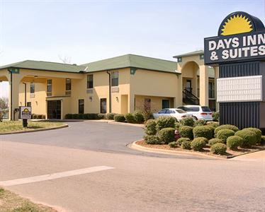 Selma Days Inn and Suites