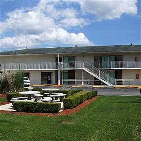 Super 6 Inn & Suites Pensacola