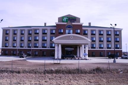 Holiday Inn Express Hotel & Suites Pratt