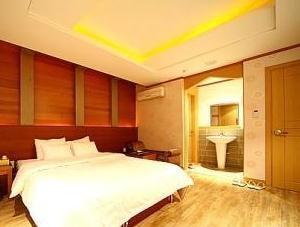 Two Be In Tourist Hotel